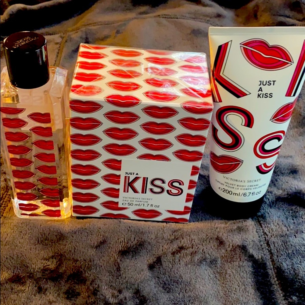 Victoria’s Secret Just a kiss 💋 3 pieces set